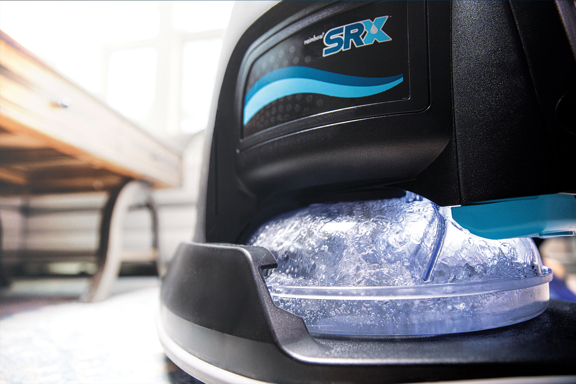 Filtracja wodna Rainbow SRX - woda wirujaca w misie wychwytujaca alergeny i kurz